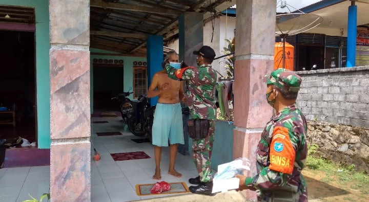 Cegah Covid-19, Koramil Mempawah Hulu dan Pemerintah Desa Pauh Bagikan Seratus Masker
