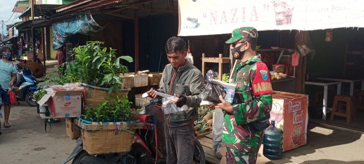 Pasar Rawan Jadi Tempat Penuluran Covid-19, Dandim 1201 Dukung Babinsa Koramil Menyuke Bagikan Masker Gratis