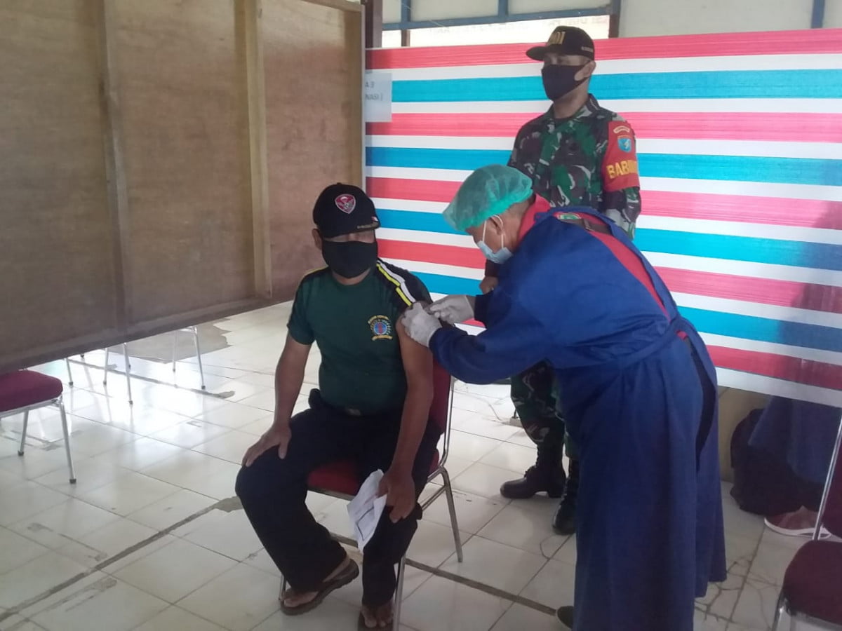Babinsa Koramil Menyuke Dampingi Vaksinasi Purnawirawan TNI dan Warakawuri