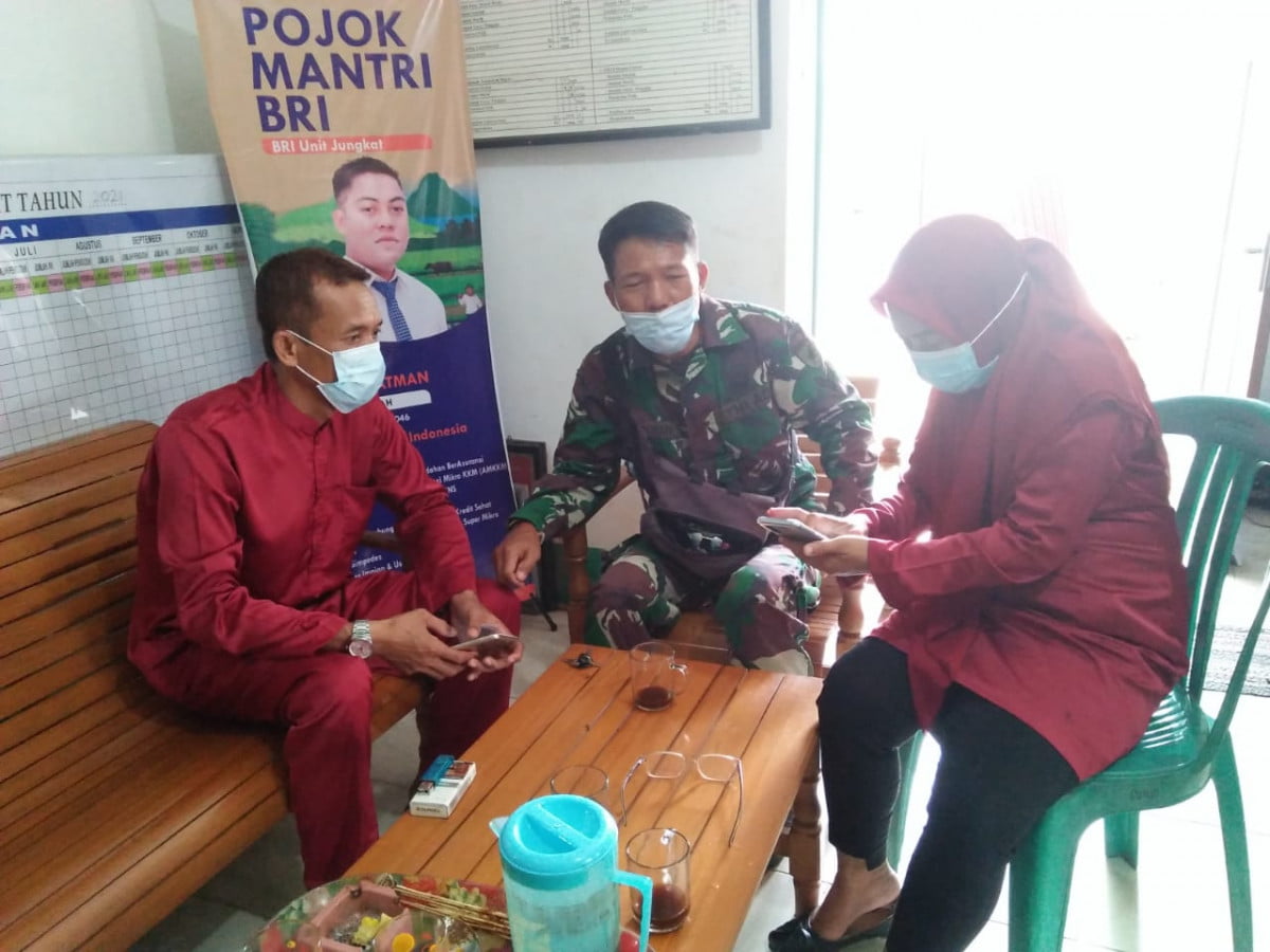 Babinsa Koramil 01/Jungkat Komsos Bersama Perangkat Desa
