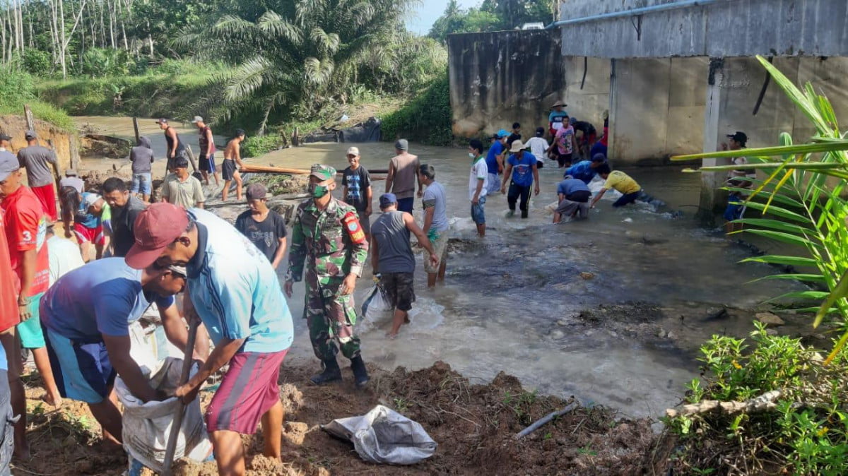 Babinsa Bersama Masyarakat Bergotong royong Membuat Tanggul Jembatan.