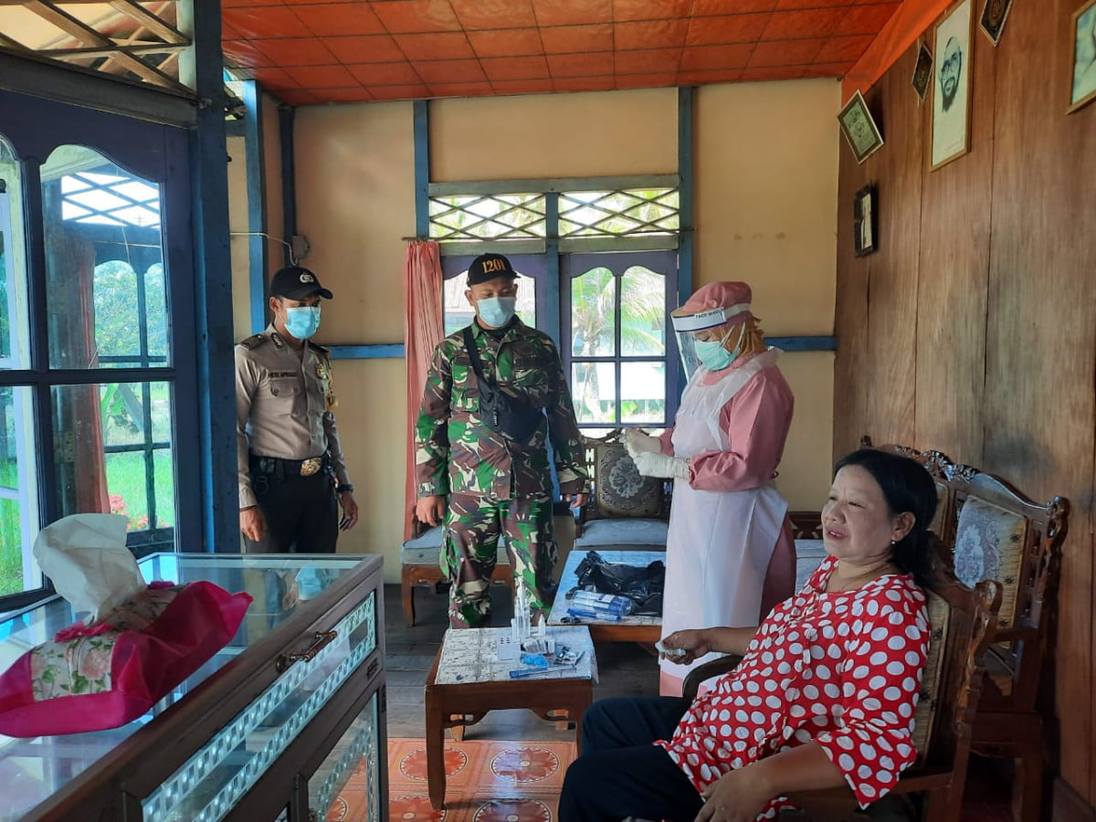 Koramil Sungai Kunyit Dampingi Puskesmas Laksanakan Tes Swab PCR