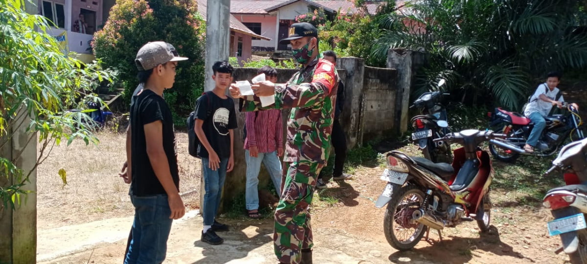 Babinsa Bagikan Masker Pada Anak-Anak Untuk Cegah Covid-19