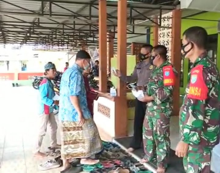 Tunjukkan Sinergitas, Babinsa dan Bhabinkamtibmas Mandor Bagikan Masker di Tempat Ibadah
