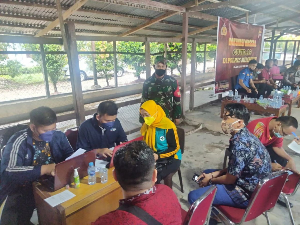 Babinsa Sungai Pinyuh Lakukan Pengamanan Vaksinasi Covid-19