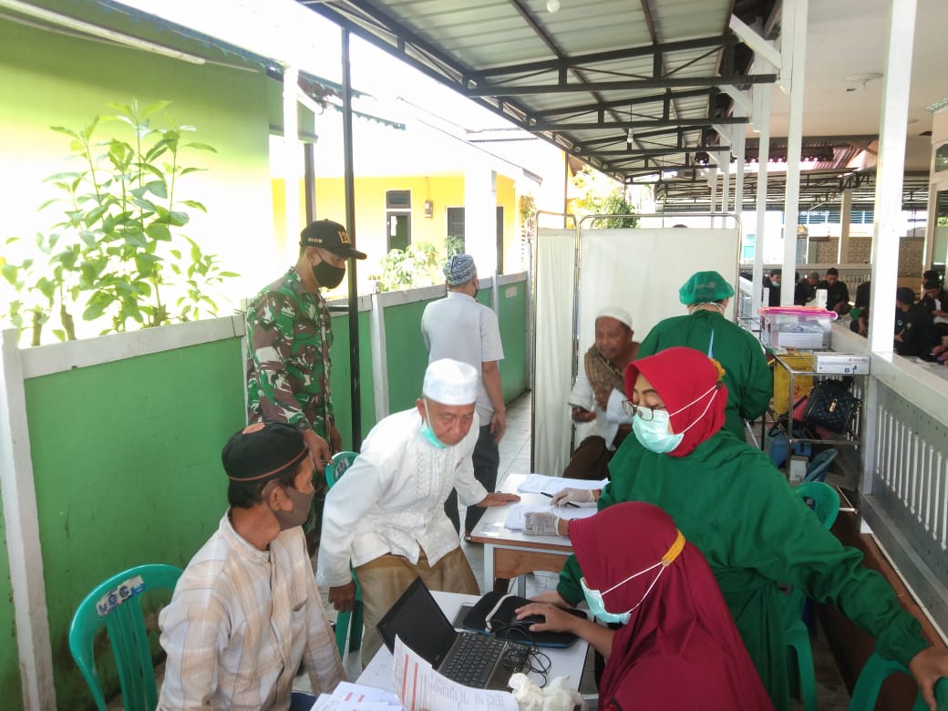 Babinsa Jongkat Dampingi Tim Medis Vaksinasi Jemaah Masjid Sahibul Kahfi