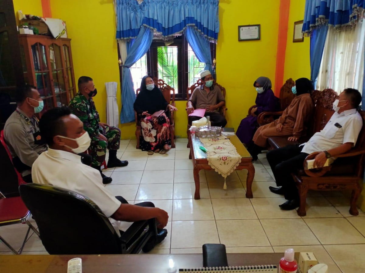 “Jalin Keharmonisan Babinsa Koramil 01/Arsel Serda suparmo Laksanakan Komsos Bersama Warga Binaannya”