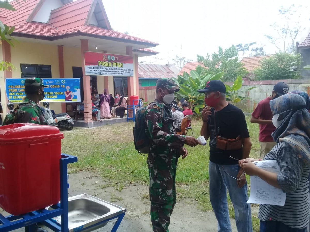 Babinsa Koramil 1015-09/Baamang Dampingan Tim Kesehatan Laksanakan Vaksinasi Covid-19