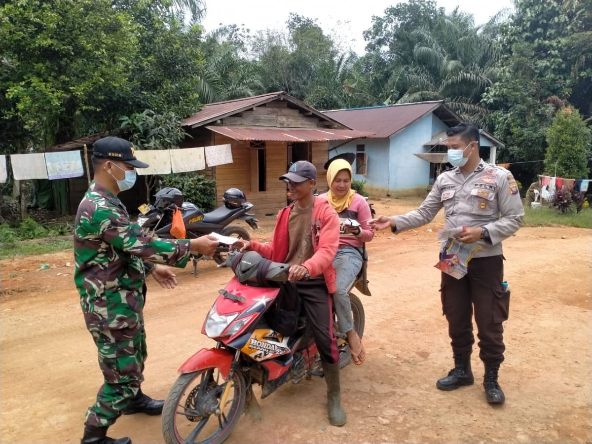 Desa Binaan Dibagikan Masker Gratis oleh Babinsa dan Bhabinkamtibmas