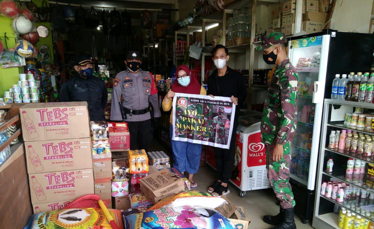 Babinsa koramil 03/Kolam dan Polsek Kolam giat dalam pendisiplinan yustisi demi memutuskan mata rantai covid- 19 di wilayah koramil 1014- 03/Kolam.