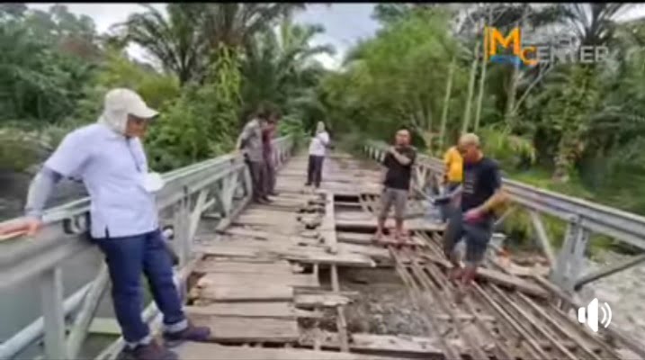 Bupati Gusnan Tinjau Jembatan Rusak Parah di Desa Sukarami