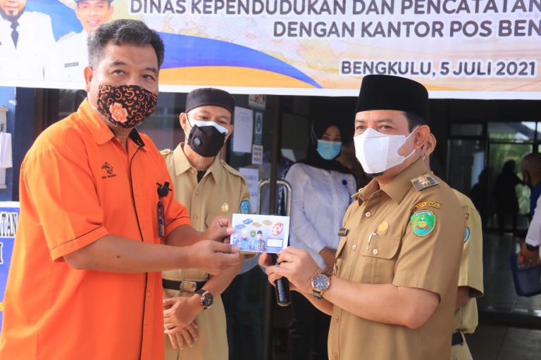 Berikan Pelayanan Prima, Disdukcapil Kota Bengkulu Kirim E-KTP Antar Alamat Lewat Kantor Pos