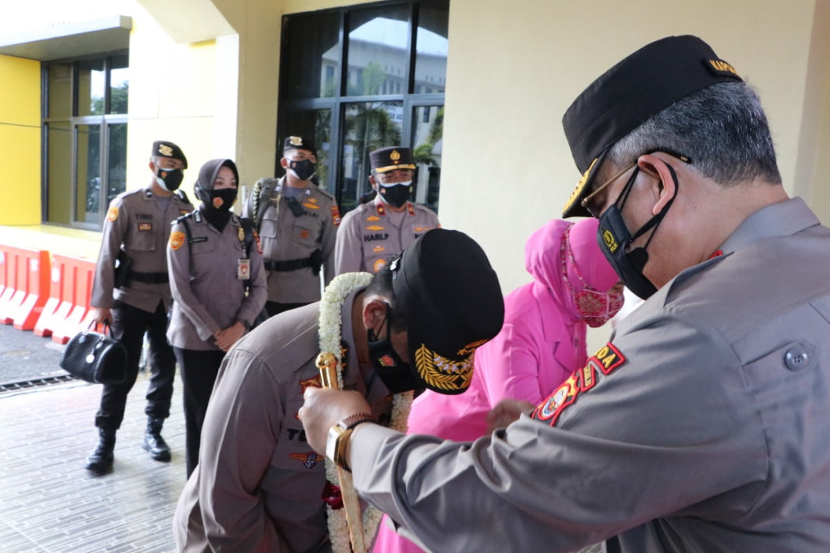 Lepas Irjen Pol Drs Teguh Sarwono, Kapolda Bengkulu Kalungkan Bunga