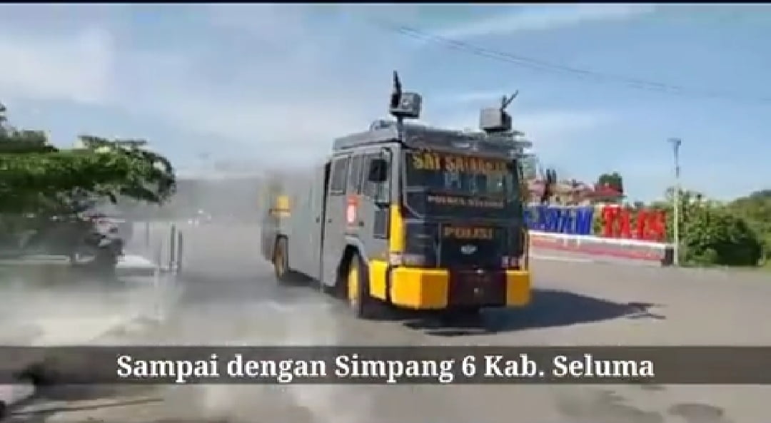 Kerahkan AWC, Polres Seluma Semprot Cairan Disinfektan Jalan Protokol
