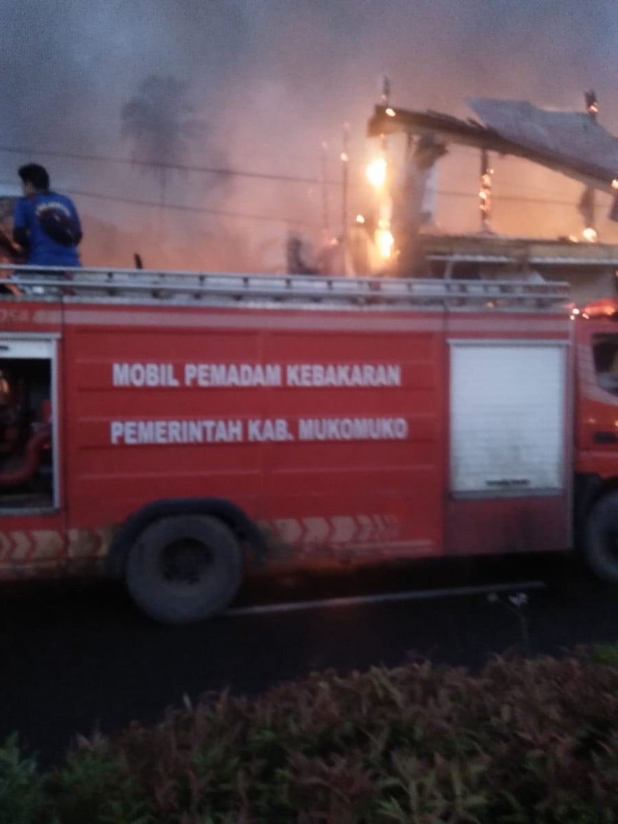 Api Lalap Tiga Unit Ruko, Dinas Damkar Mukomuko Turunkan Tiga Unit Armada