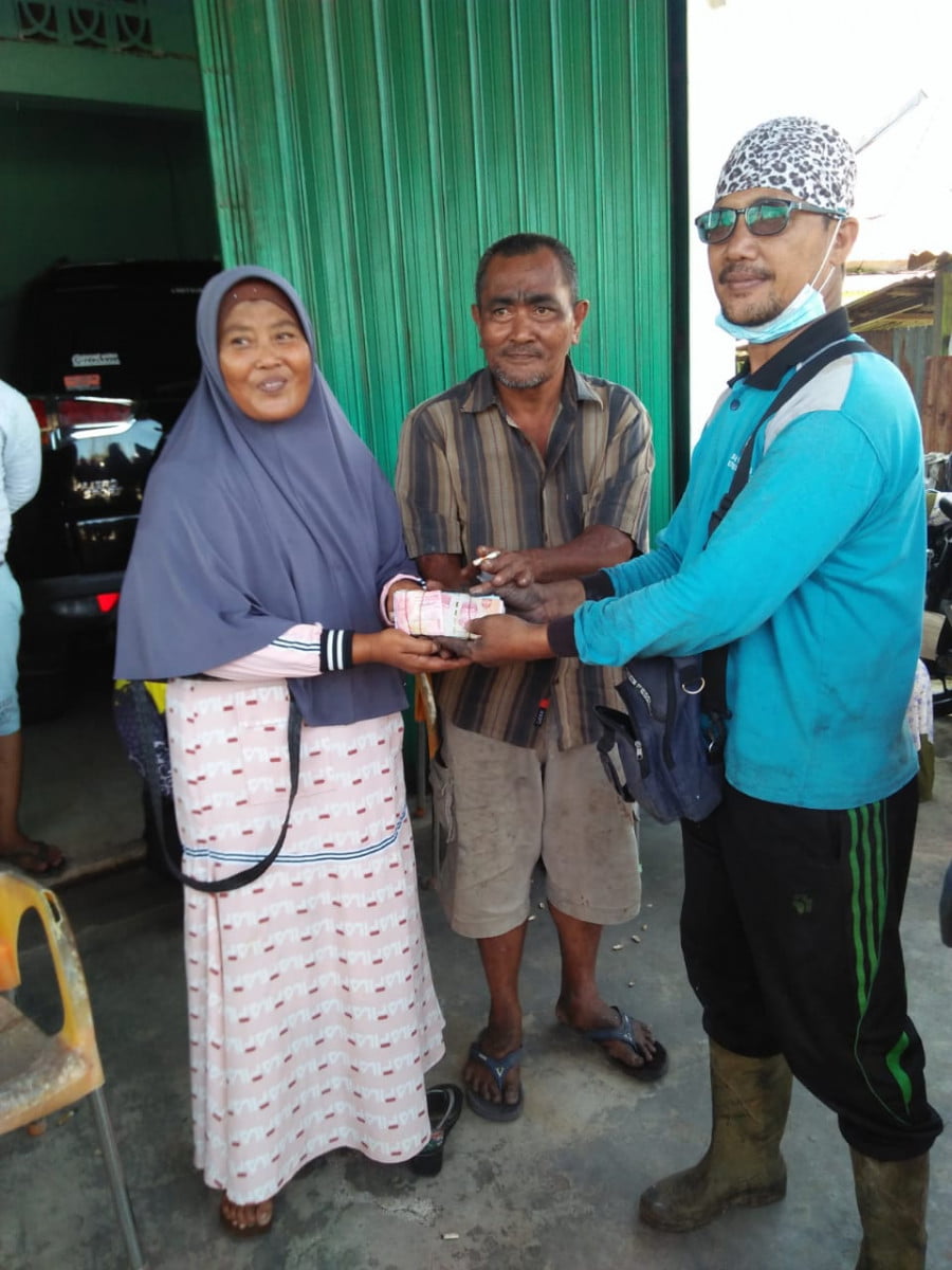 Pasca Kebakaran, FPL Mukomuko Bersama Warga Bersihkan Puing Bangunan, dan Menyantuni Pihak Korban