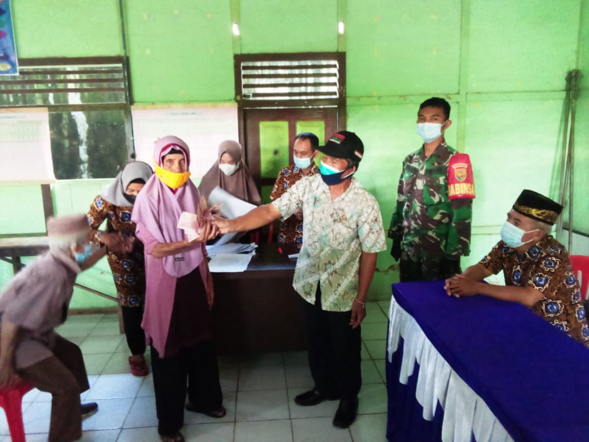 Pemdes Kampung Sajad Salurkan BLT DD, Per KPM Terima Rp 300 Ribu