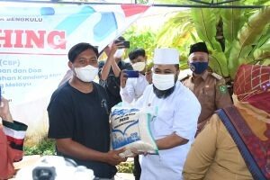 Unik, Helmi Hasan Bagi Beras 10 Kg Lebih Sebutir ke Warga
