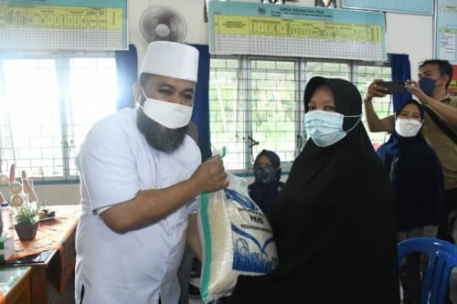 Hari Libur, Helmi Hasan Bagi 840 Beras di 5 Kelurahan