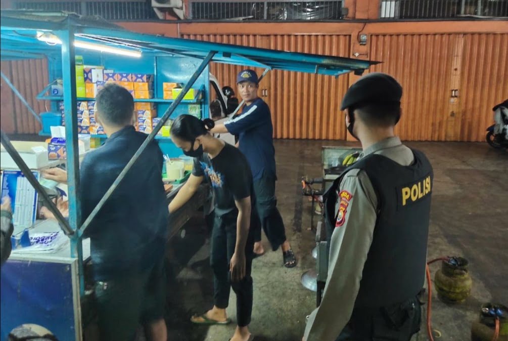 Patroli  Beri Teguran Prokes ke Pedagang Kaki Lima dan Pertokoan Yang Beroperasi Hingga Dini Hari