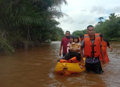 Polres MM Evakuasi Warga Terjebak Banjir