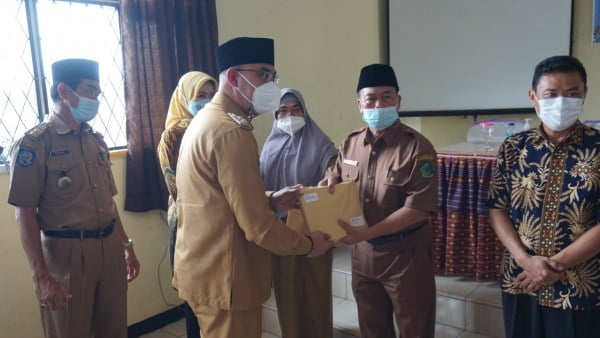 Wabup Salurkan Beasiswa PIP Dari DPR
