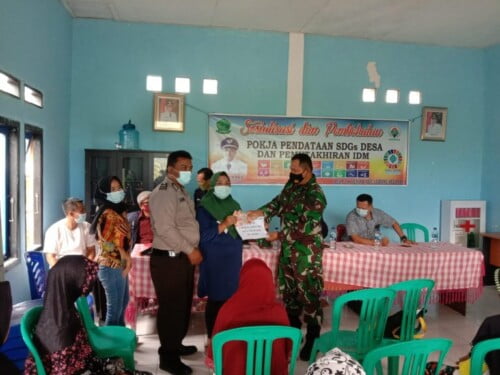 Pemdes Tik Jeniak bagi BLT-DD Tahap II pada 32 KPM