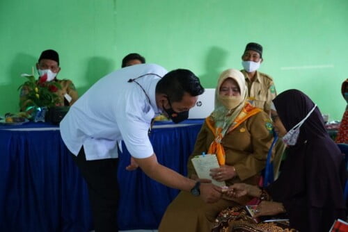 Helmi Hasan Bagi-Bagi Uang Titipan Allah Untuk Kebaikan