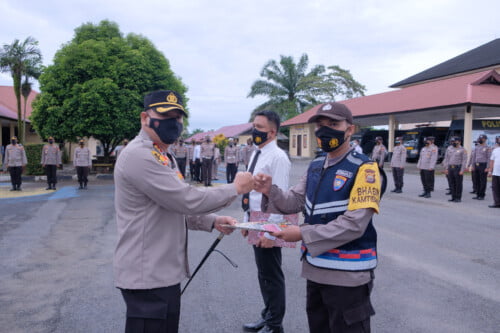 2 Personil Polres BS Terima Penghargaan Bupati
