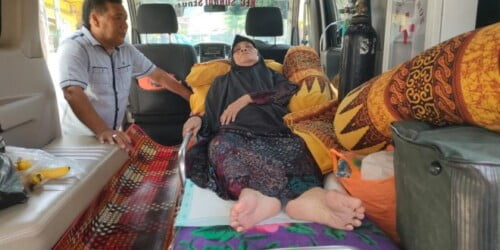 Diantar ke Padang, Pasien Ambulans Gratis Pemkot Ucap Terimakasih Pada Helmi-Dedy