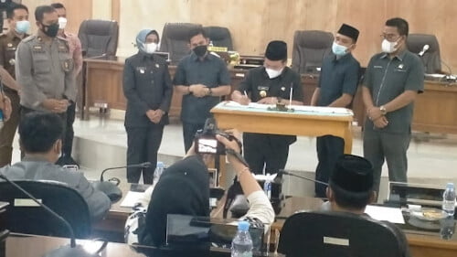 Rapat Paripurna DPRD Mukomuko Dengan Agenda Pengesahan APBD-P 2021