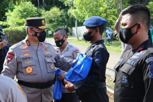 Tinjau Asrama Kebanjiran, Kapolda Bengkulu Bagikan Bantuan