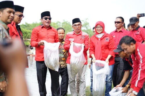Cegah Stunting, Wagub Rosjonsyah Serahkan Bantuan Bibit Ikan Nila