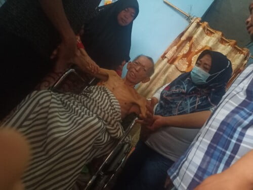 Serahkan Kursi Roda, Bentuk Kepedulian Pemkot Kepada Warganya