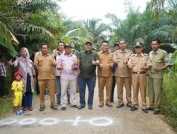Bupati dan Wabup Seluma Beri Tanda Pembangunan Jalan