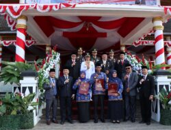 Penyerahan Tanda Kehormatan Satyalencana Karya Satya Oleh Gusnan Mulyadi