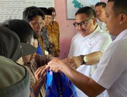 Pemkot Bengkulu Bagikan BOP dan Baju Ketua RT