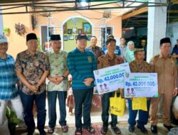 Rohidin Serahkan Santunan BPJS Ketenagakerjaan Kematian di Rejang Lebong