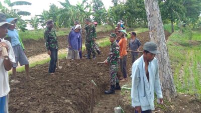 Akhir Pekan, Warga dan Koramil Babat Bikin Saluran Air
