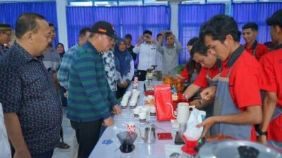 Rohidin Serahkan Bantuan Peralatan Usaha Kepada 13 UMKM