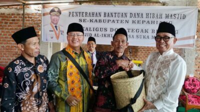 Tradisi Melayu Naik Bubungan Masjid, Rohidin Sebut Warga Desa Suka Merindu Kompak