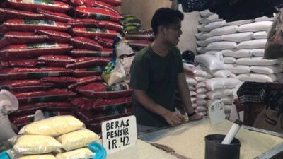 Pedagang dan Masyarakat Keluhkan Kenaikan Harga Beras