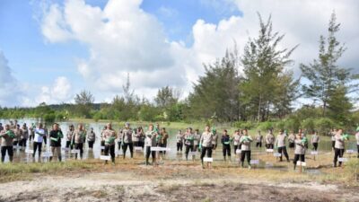Polda Babel Tanam Ribuan Bibit Mangrove