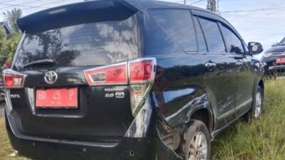Mobil Dinas Kepala BKD Seluma Hantam Avanza