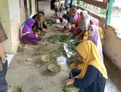 Kerajinan Piring Lidi Ibu-Ibu Talang Benuang, Tembus Pasar Luar Seluma