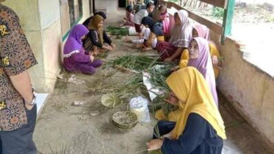 Kerajinan Piring Lidi Ibu-Ibu Talang Benuang, Tembus Pasar Luar Seluma