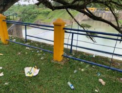 Sampah Ganggu Pemandangan Bendungan Ayiak Seluma