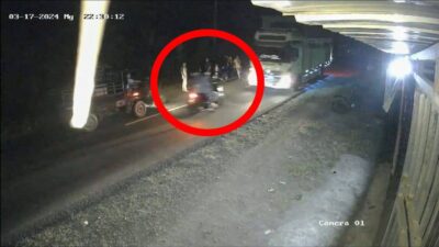 Wanita Cantik Nyaris Terlindas Fuso