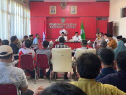 Audiensi Tak Dihadiri Bupati, Masyarakat Kecewa