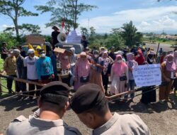 Buntut Demo, Kepala Desa Dusun Baru Diberhentikan Sementara